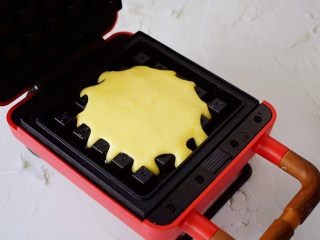 7、华夫饼,舀入面糊