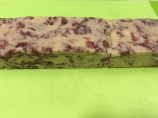 7、玫瑰饼干,烤箱180度预热，将冷冻好的饼干取出