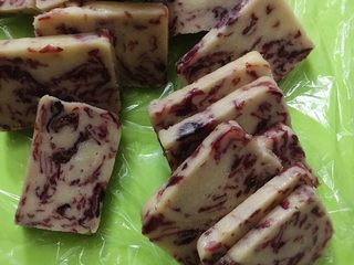 8、玫瑰饼干,切成大小一致的方块