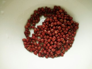 1、养生粥_,红豆洗净晚上热水泡上，早晨用。