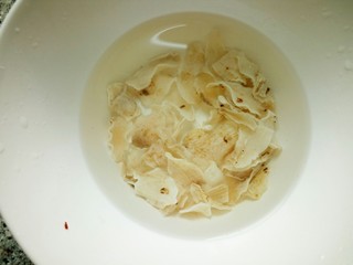 2、养生粥_,玉兰片提前一小时开水泡开。