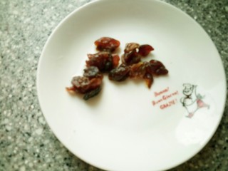 4、养生粥_,桂圆洗净备用。