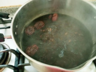 6、养生粥_,在放桂圆。