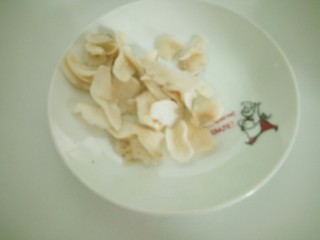 10、养生粥_,玉兰片控干水倒入锅。