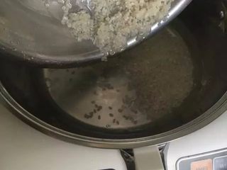 1、【虾仁海鲜粥】熨帖家人的胃,准备食材，将大米搓洗干净，放到锅里