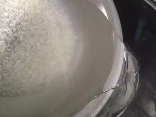 2、【虾仁海鲜粥】熨帖家人的胃,加入适当的水