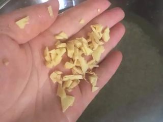 3、【虾仁海鲜粥】熨帖家人的胃,放入切好的姜末儿。