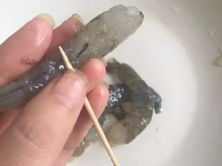 5、【虾仁海鲜粥】熨帖家人的胃,虾去皮，去虾线