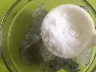 6、【虾仁海鲜粥】熨帖家人的胃,加入盐