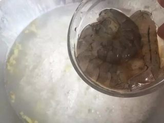 8、【虾仁海鲜粥】熨帖家人的胃,等粥熬至7成熟，放入虾仁