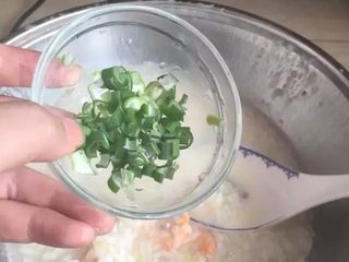 11、【虾仁海鲜粥】熨帖家人的胃,粥出锅前放入葱花即可。