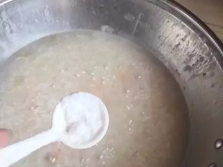 10、【虾仁海鲜粥】熨帖家人的胃,放少许盐