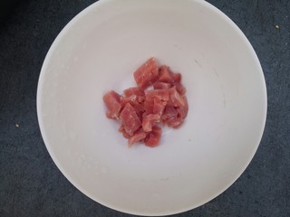 2、早餐皮蛋粥,瘦肉切成肉丁