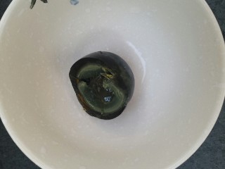 3、早餐皮蛋粥,皮蛋半个