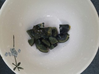 4、早餐皮蛋粥,把皮蛋切小块