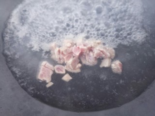 5、早餐皮蛋粥,瘦肉放水里煮一下