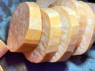 3、炸地瓜丸子,地瓜去皮切片