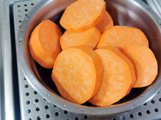 4、炸地瓜丸子,上蒸箱蒸20分钟