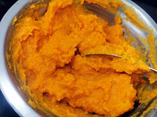 6、炸地瓜丸子,趁热捣碎