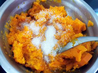 7、炸地瓜丸子,加入白糖