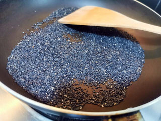 12、炸地瓜丸子,黑芝麻下锅炒