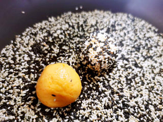 17、炸地瓜丸子,粘满黑白芝麻