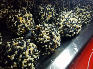 18、炸地瓜丸子,轻轻捏紧