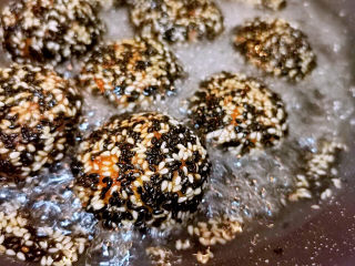 21、炸地瓜丸子,油泡变小，颜色呈金黄色即可