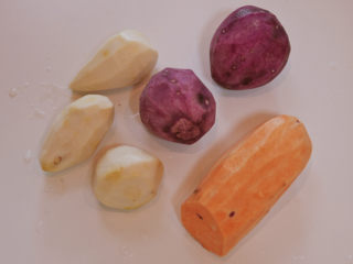 1、夏日冰爽芋圆,红薯 芋头 紫薯分别去皮