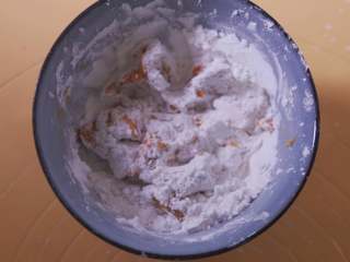 5、夏日冰爽芋圆,红薯 芋头 紫薯分别加入50g木薯粉揉成团，如果觉得甜度不够，可加适量白糖。紫薯泥偏干，木薯粉可以适量少加。