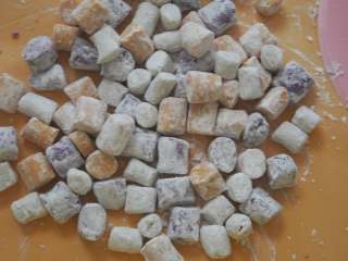 11、夏日冰爽芋圆,一次吃不完，一定要撒木薯粉包裹住芋圆之后再放入冰箱冷冻