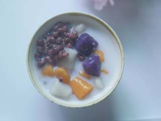 14、夏日冰爽芋圆,煮好的芋圆加椰奶，红豆就可以吃啦