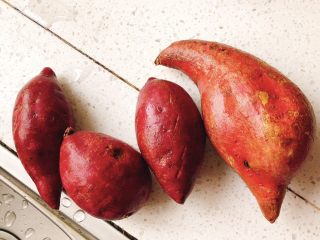 1、椰蓉薯圆,取1根红薯,3根紫薯。