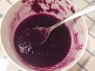 5、椰蓉薯圆,倒入全脂牛奶,与地瓜比例1:1,同时加入2勺糖。(糖的量根据自己喜欢的程度放,可以取一点地瓜泥试尝,放的略甜一些,因为后面还要加入约2倍多的木薯粉)