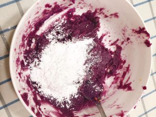 6、椰蓉薯圆,多次少量倒入木薯粉,慢慢搅拌成团。