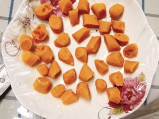 11、椰蓉薯圆,红薯也重复以上步骤做好,放入冰箱3小时后冻硬。