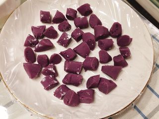 10、椰蓉薯圆,取一个干净的碗,包上保鲜膜,(做很多要放冰箱冷藏的话这部一定不能省,否则冰冻后薯圆取不下来),将薯圆放到盘子里,最好不要粘连在一起。