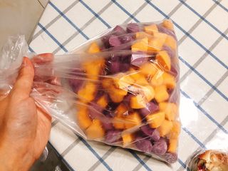 12、椰蓉薯圆,将薯圆从盘子上取下装入保鲜袋,再放入冰箱冷冻层。