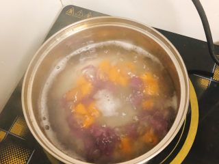 14、椰蓉薯圆,煮至薯圆浮起即可。