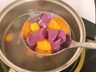 15、椰蓉薯圆,用漏勺捞起薯圆沥干水。