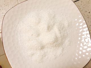 16、椰蓉薯圆,取一个干净干燥的盘子,倒入适量椰蓉。