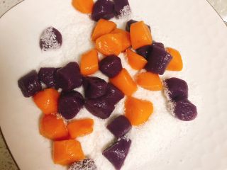 17、椰蓉薯圆,放入薯圆滚一圈,让薯圆裹满椰蓉。