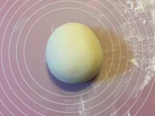 1、多彩绣球豆沙包,把面粉、糖、水和酵母一起揉成光滑不粘手的面团。