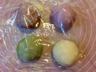 3、多彩绣球豆沙包,盖上保鲜膜，进行第一次发酵，放在温暖处发至2倍大。