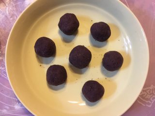 4、多彩绣球豆沙包,醒面的时候，把红豆沙平均分成7份，每个20克，搓圆，盖上保鲜膜备用。