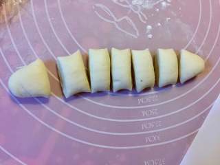 5、多彩绣球豆沙包,面团发好之后，取出一团，揉出气体，平均分成7份，每份10克。