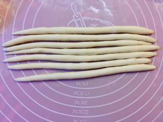 6、多彩绣球豆沙包,把每份面团搓成长条。
