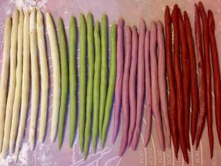 7、多彩绣球豆沙包,重复以上步骤，把四种颜色的长条分别揉成7条等长等粗的长条。全程盖保鲜膜，防止变干。