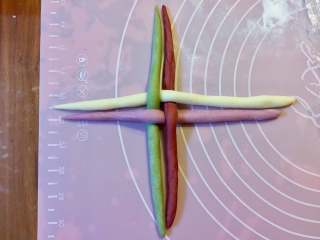 8、多彩绣球豆沙包,开始编绣球，每个颜色各取一条，交错编起来。