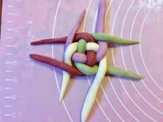 10、多彩绣球豆沙包,接着相邻的两条，左搭右交叉。